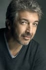 Ricardo Darín isSimón Fisher (segment 